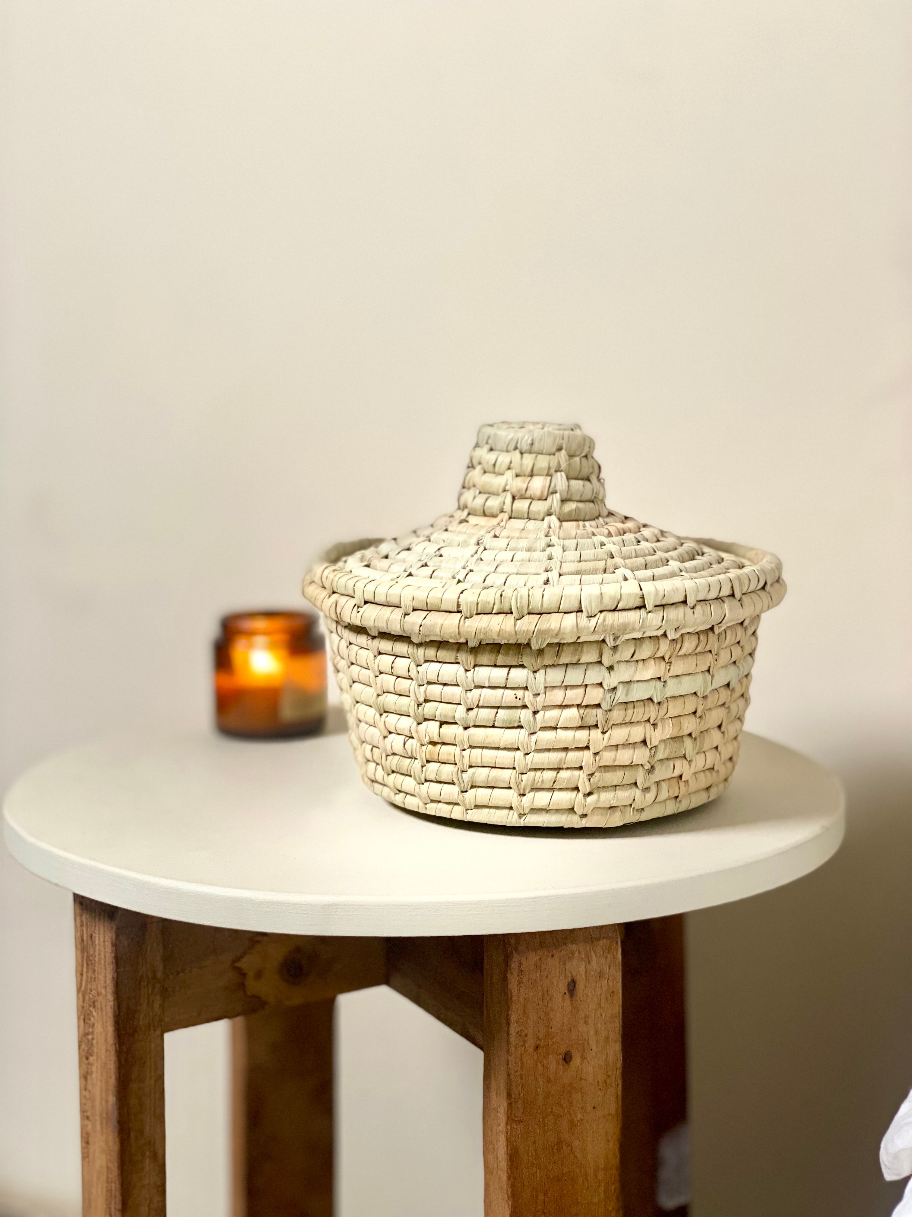 Storage basket with lid